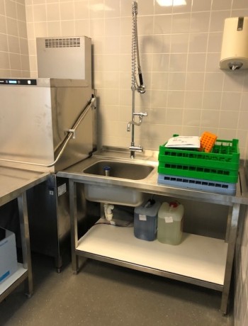 4 Nieuwe machine en gootsteen.jpg