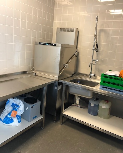 3 Nieuwe machine tafelwerk en gootsteen.jpg